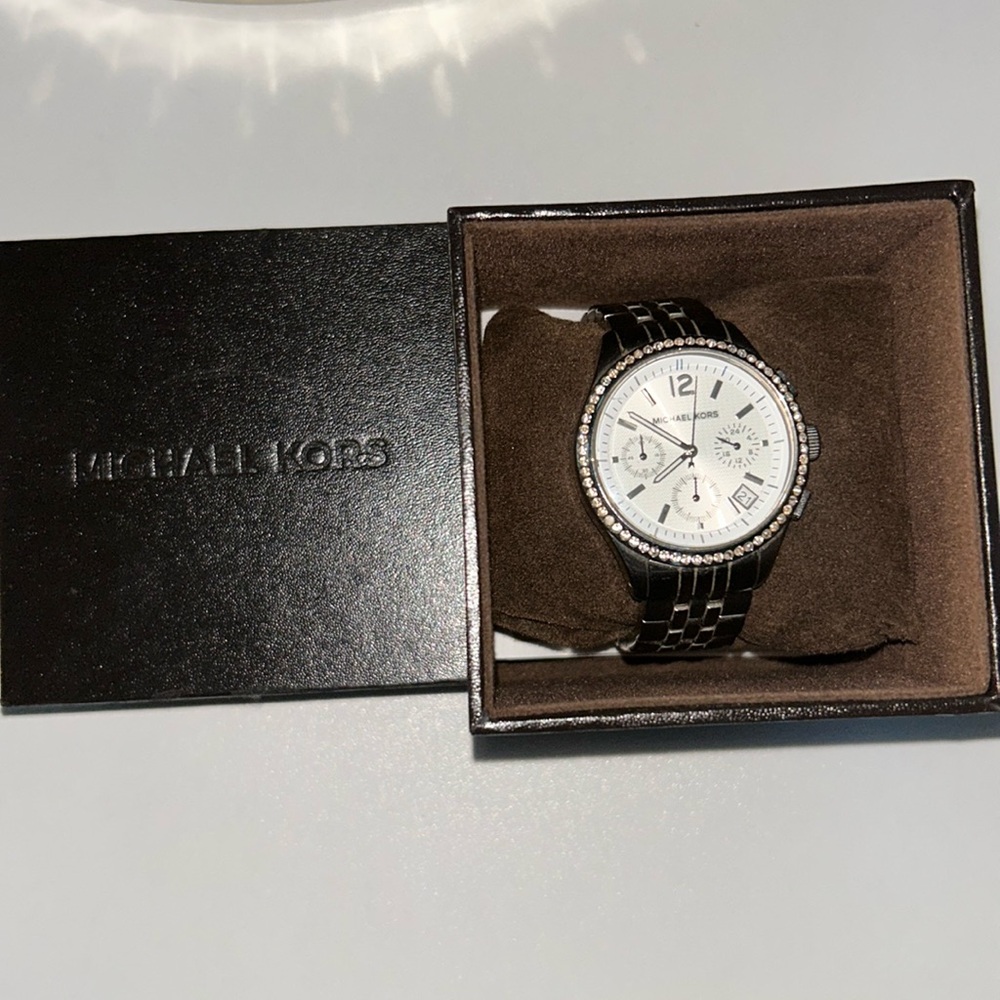 Michael Kors watch, in great construction, needs new batteries. - Picture 2 of 14